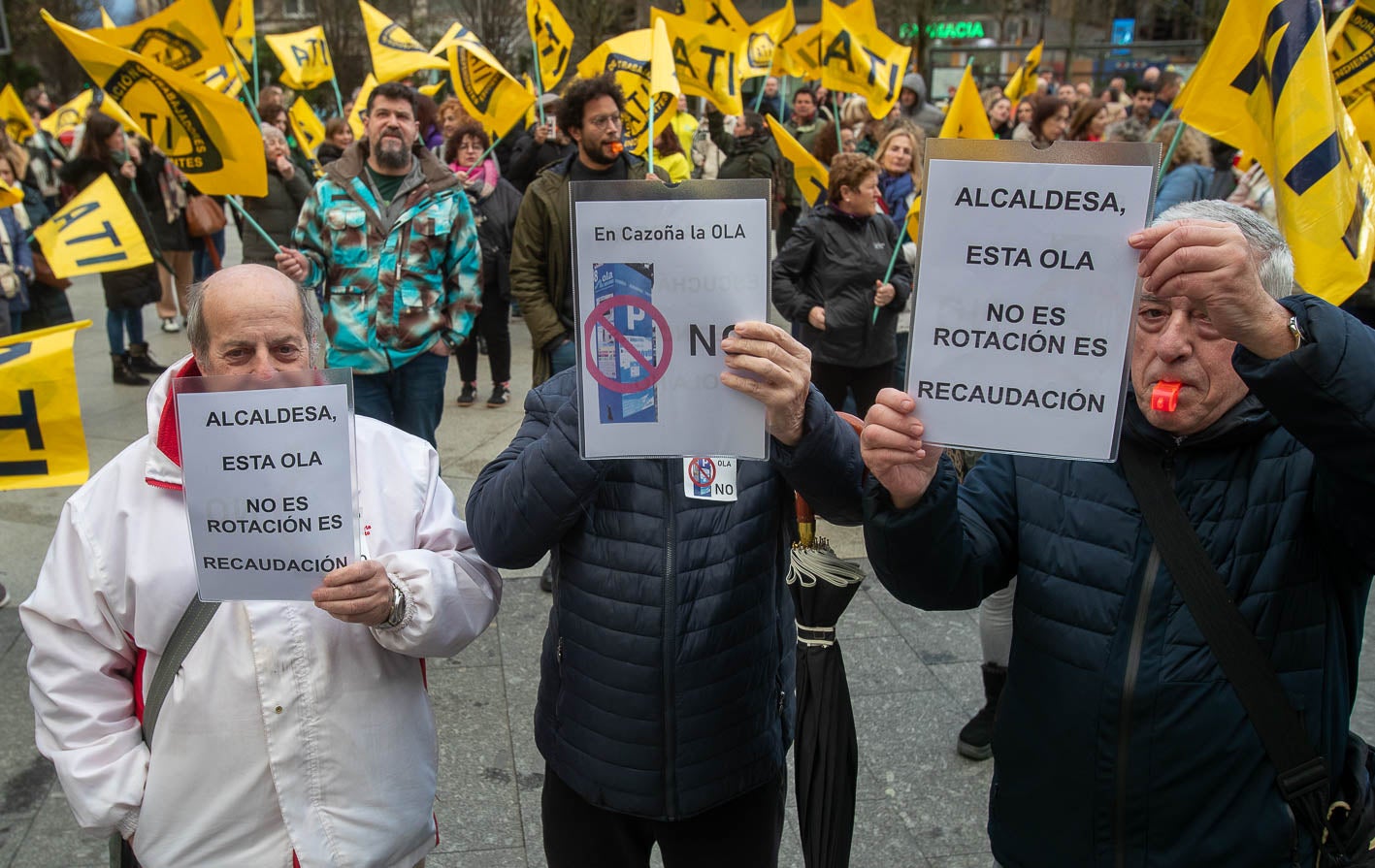 Los manifestantes portaban carteles pidiendo la «marcha atrás» de la OLA que se prevé implantar en Cazoña, en el entorno de Valdecilla.