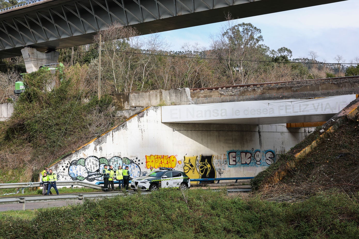 La Guardía Civil vigila, desde la CA-181 que discurre hacia del valle del Nansa, los trabajos.