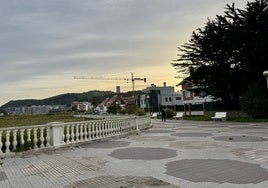 Un hombre camina por el paseo marítimo de Laredo.