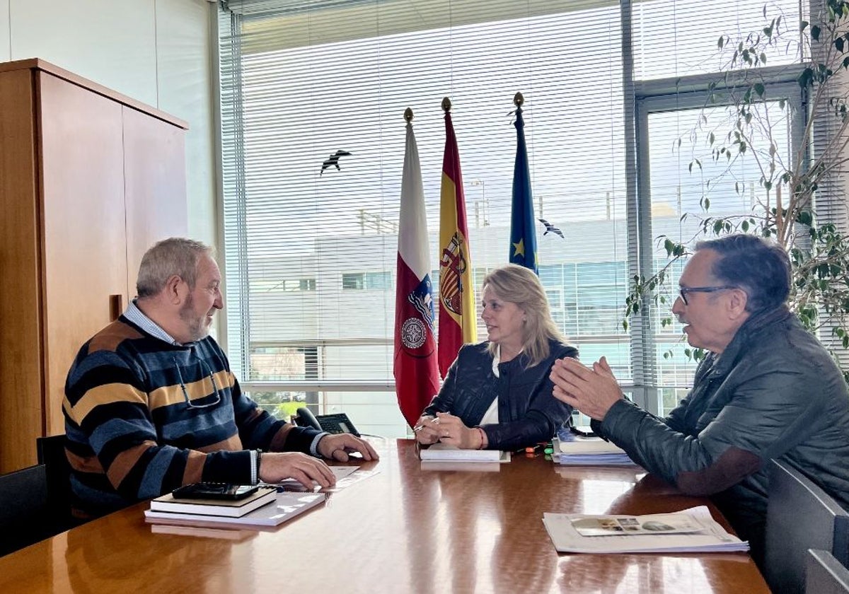 De izquierda a derecha, el alcalde de Anievas, la consejera y el concejal popular Gómez Cabrillo.