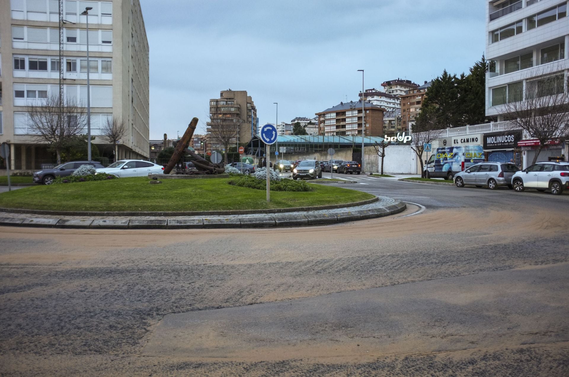 Arena arrastrada por la pleamar de las 03.40 horas en El Sardinero.