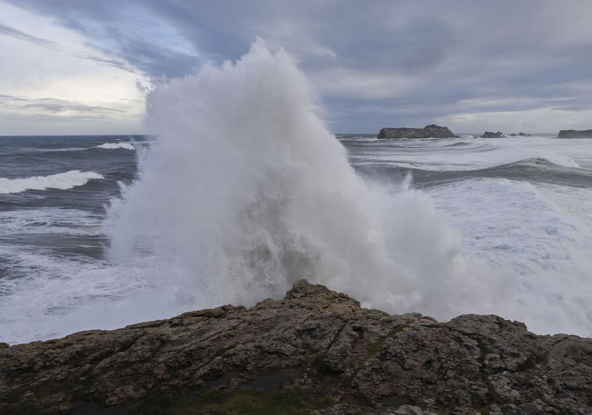 Imagen principal - Fotografías tomadas en la costa de Suances este martes.