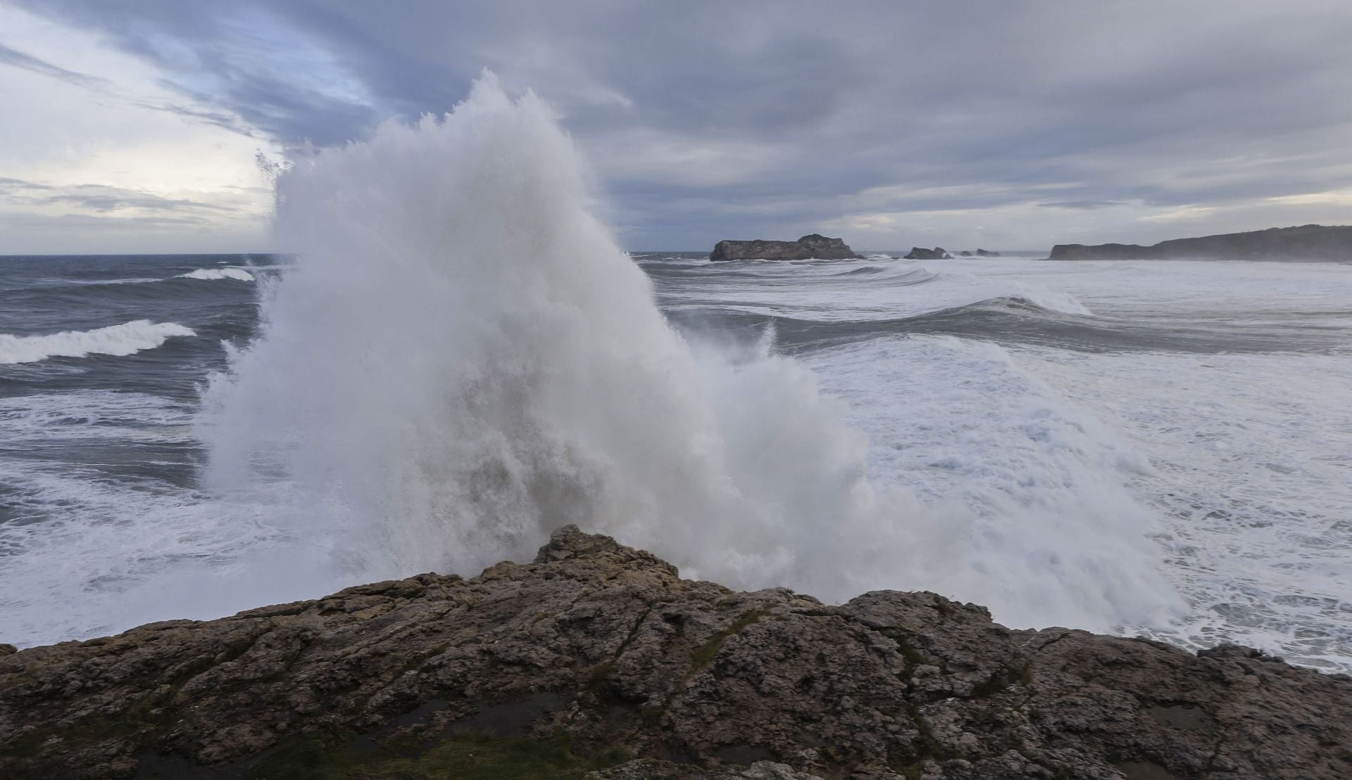 Una ola rompe en Suances.