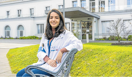 Elena Obregón es voluntaria en el Hospital de Santa Clotilde en la Unidad de Cuidados Paliativos.