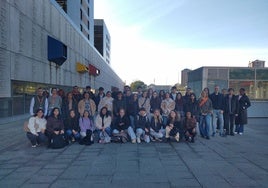 Representantes de la empresa, tutores y estudiantes antes de iniciar la visita dentro del Hospital Marqués de Valdecilla.