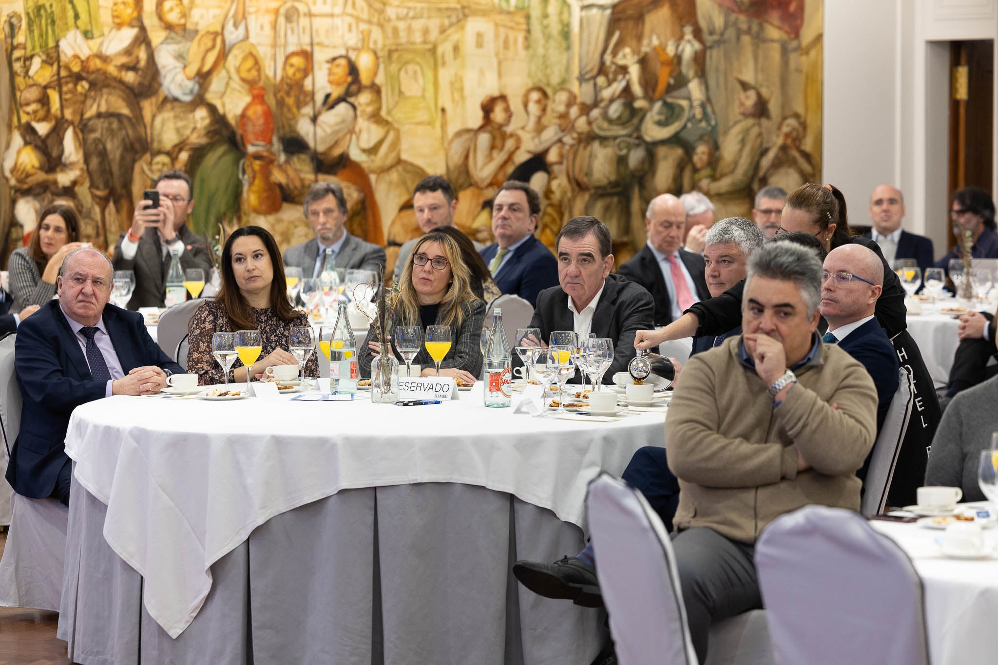 Una de las mesas de la sala con Jesús Ruiz Calzada, Elena Iglesias, Eugenia Gómez de Diego, Ignacio Pérez y José Marcos Fernández.