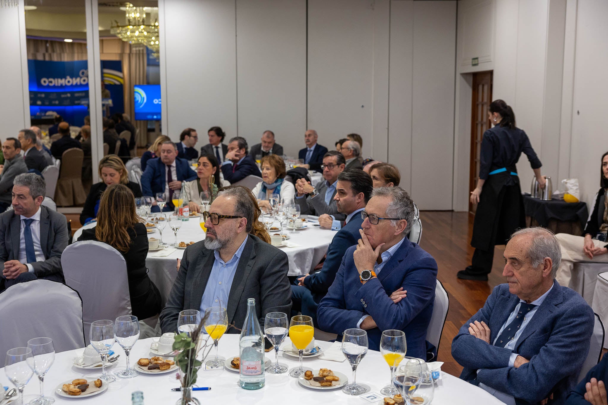 El público atiende la ponencia de José Carlos Díez, en el Hotel Bahía. 