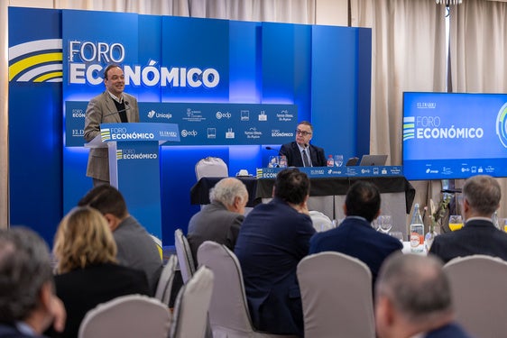 El ponente José Carlos Díez, en un momento de su intervención, ante la mirada del moderador del foro y director de El Diario Montañés, Íñigo Noriega