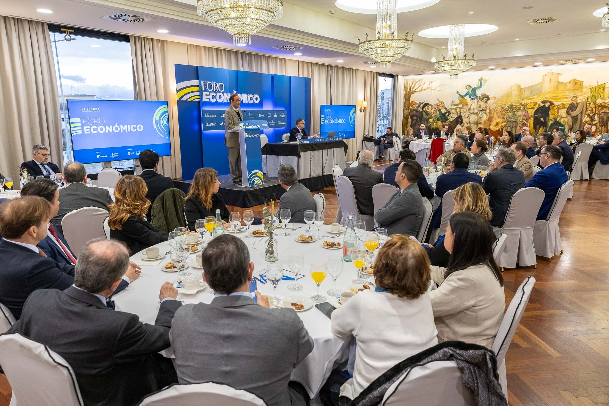 Decenas de empresarios se congregaron en el Hotel Bahía.