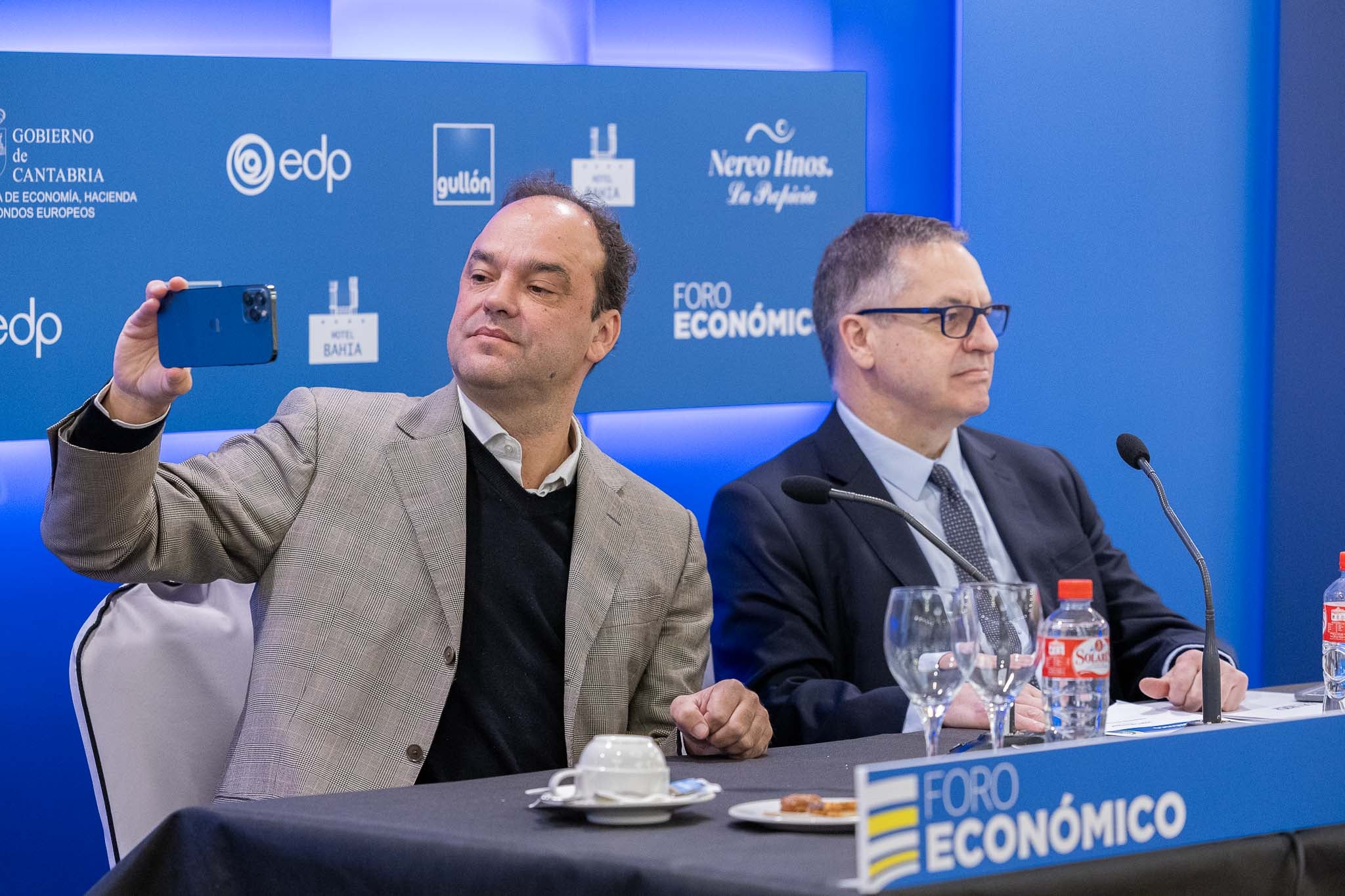 El ponente José Carlos Díez se hace un selfie junto a Íñigo Noriega, director de El Diario Montañés.