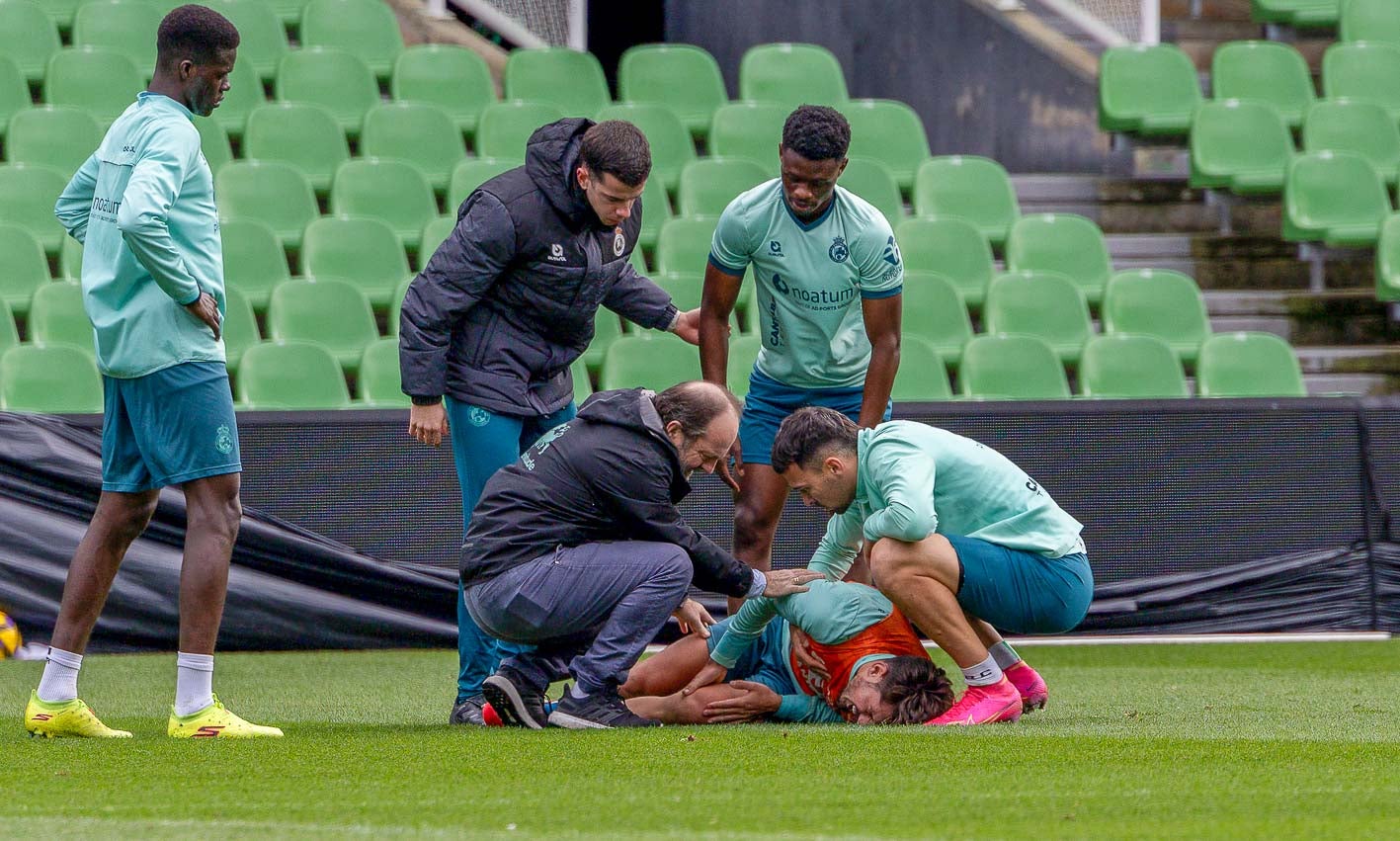 Unai Vencedor, en el suelo, se duele en su rodilla tras un golpe con Arana. Los servicios médicos le atienden y el propio futbolista canario, Maguette Gueye y Suleiman Camara se preocupan por su estado. 