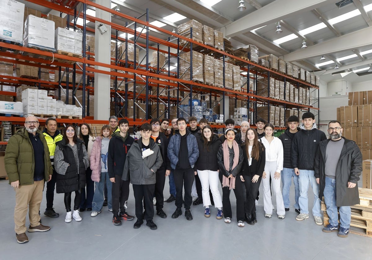 Los alumnos en las instalaciones logísticas de Goodbuy Iberia en el Polígono de Tanos, Viernoles.