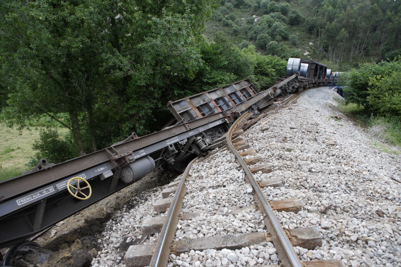 El tren transportaba, como el de este lunes, bobinas metálicas. El siniestro arrancó las traviesas y los raíles de la vía.