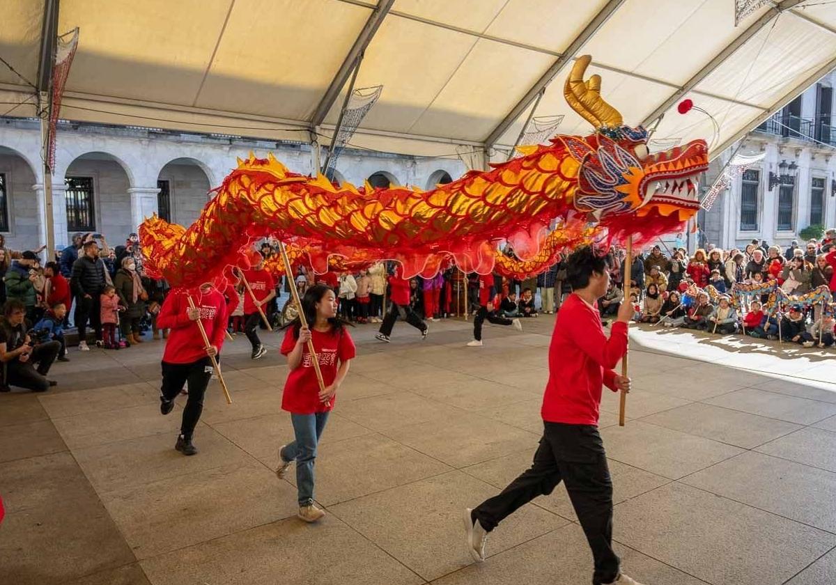 Baile de jóvenes chinos en la última fiesta de Año Nuevo que se celebró en la plaza Porticada de Santander.