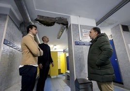 El concejal de Deportes, Nacho González, y el alcalde, Javier López Estrada, visitan uno de los vestuarios junto a un técnico municipal, este miércoles, en las piscinas de La Lechera.