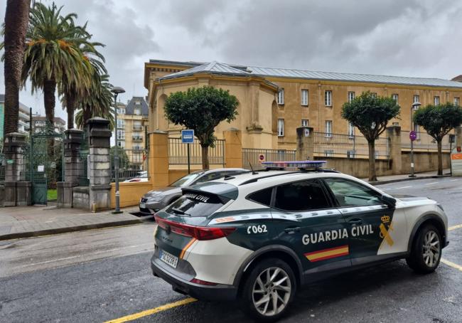 La Guardia Civil ha cortado la calle Menéndez Pelayo.