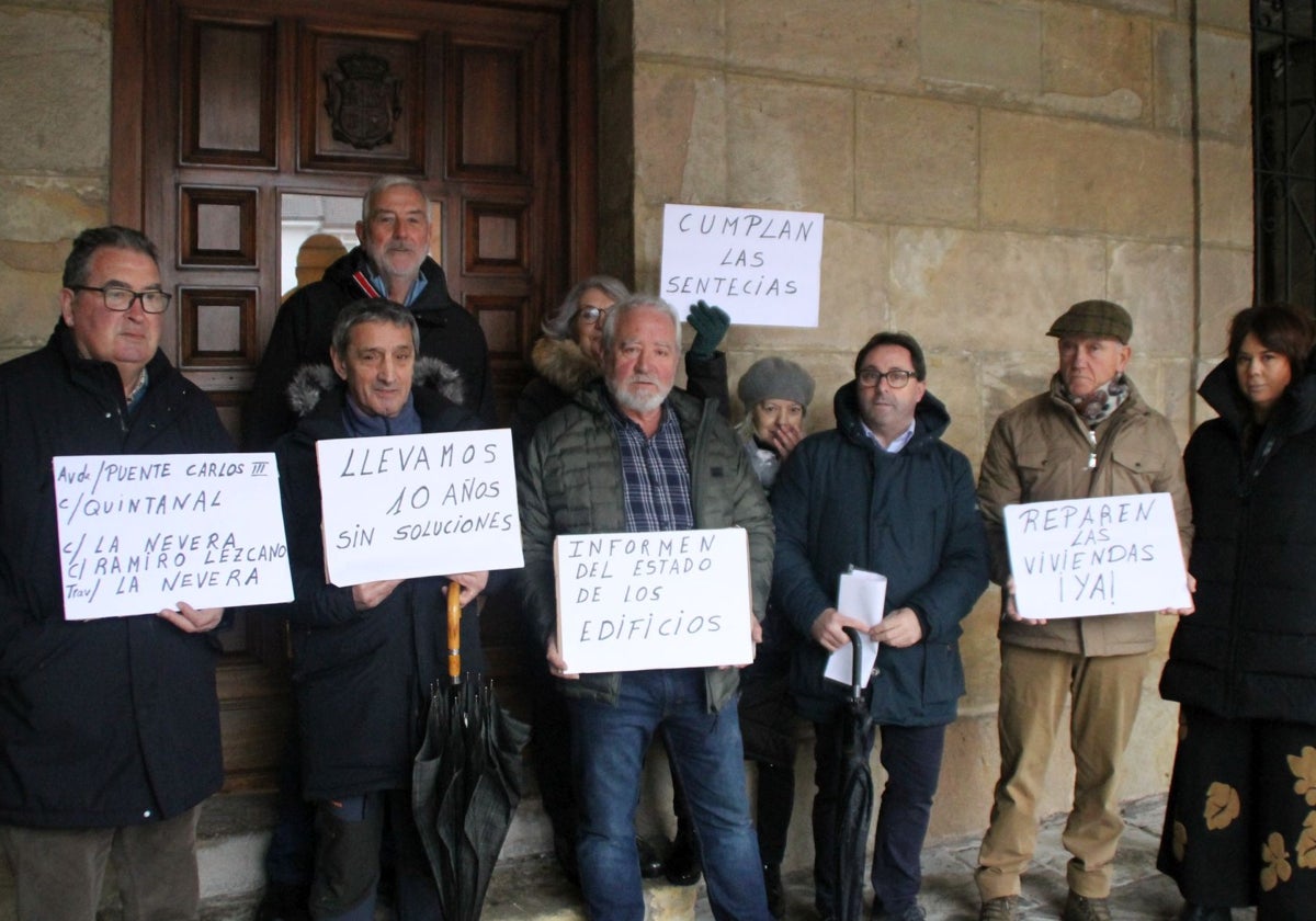 Una representación de los afectados acudió ayer al Ayuntamiento con carteles pidiendo soluciones.