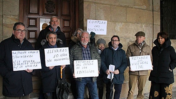 Protesta de propietarios de los edificios afectados por unas obras de saneamiento en Reinosa