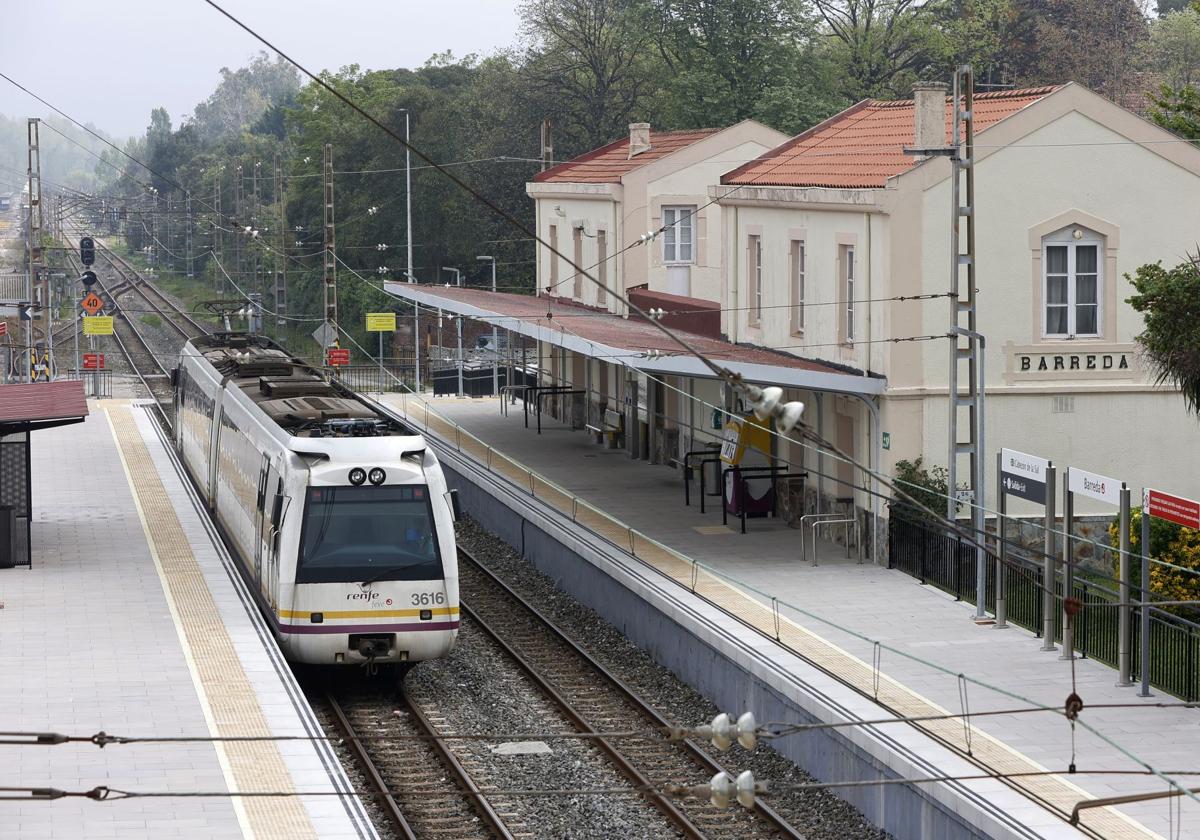 Un tren de la línea C-2 de Cercanías entre Santander y Cabezón de la Sal, en la estación de Barreda.