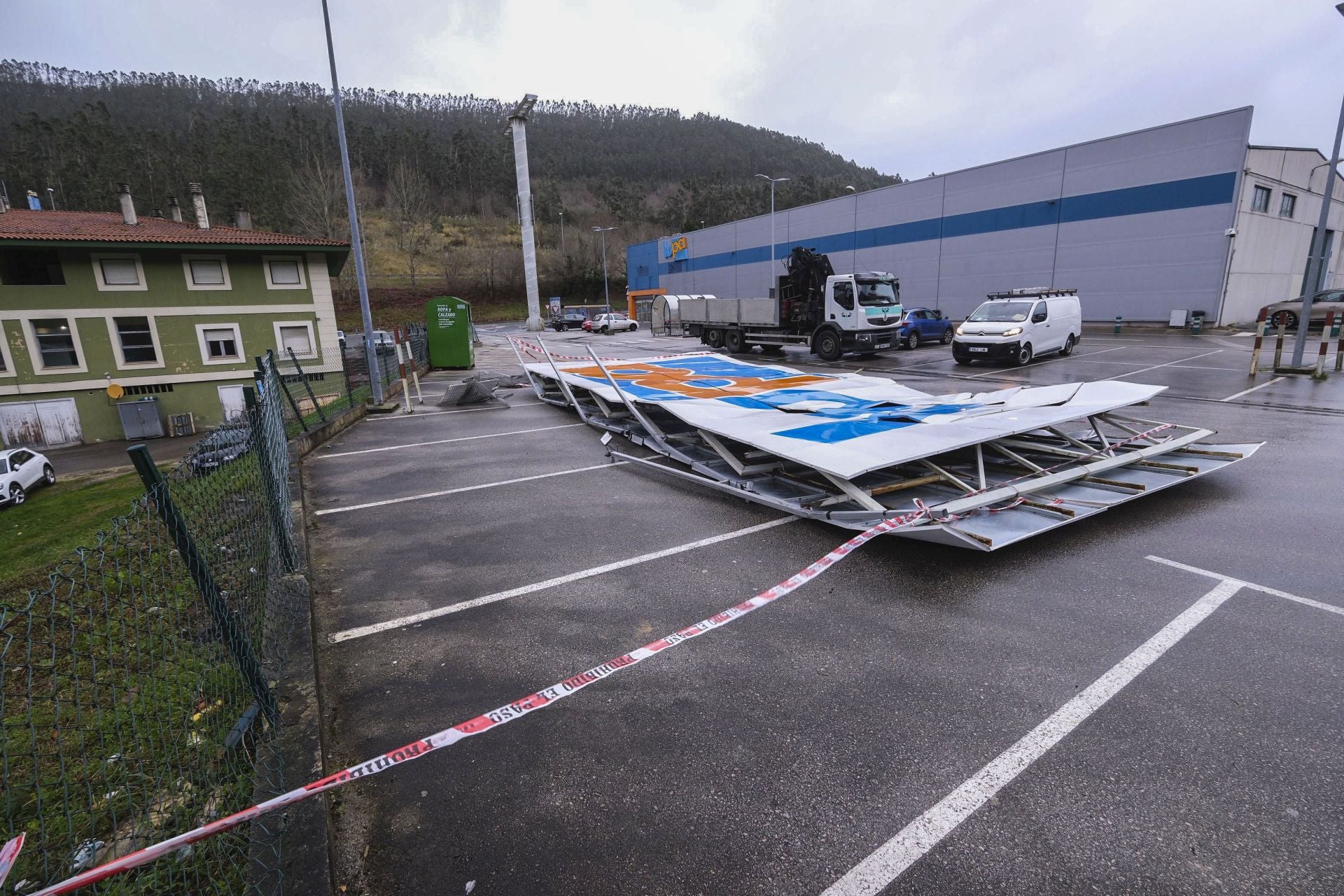 A pesar de la caída, no ha habido que lamentar daños personales ni materiales, salvo en el propio cartel. 