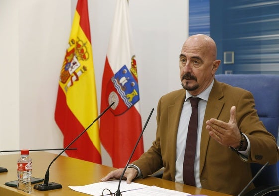 El consejero de Salud, César Pascual, en rueda de prensa.