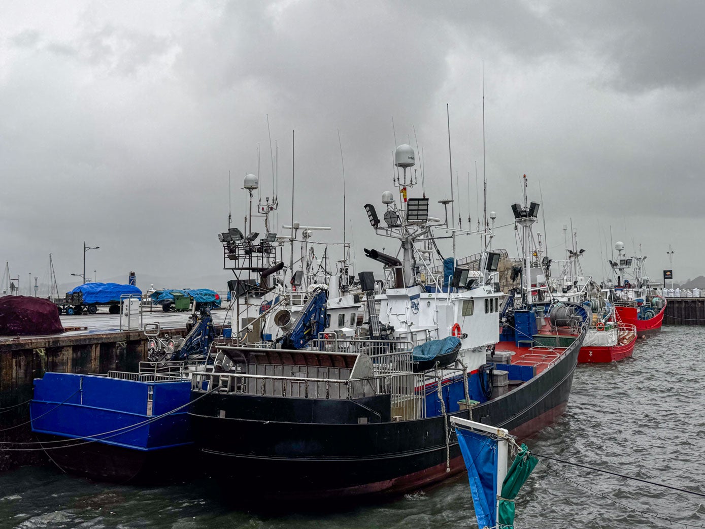 Hasta amarrados en puerto se nota el fuerte oleaje en Santoña.