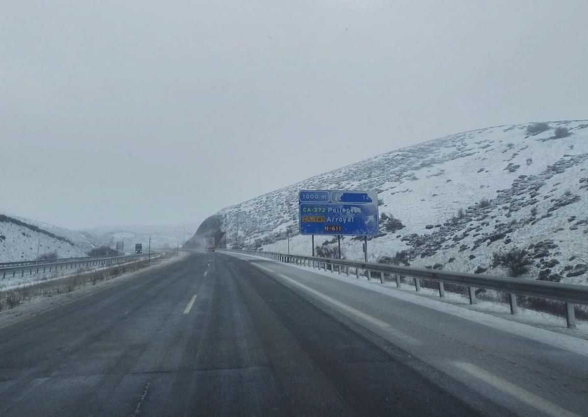 Imagen secundaria 1 - Carreteras nevadas en Fombellida.