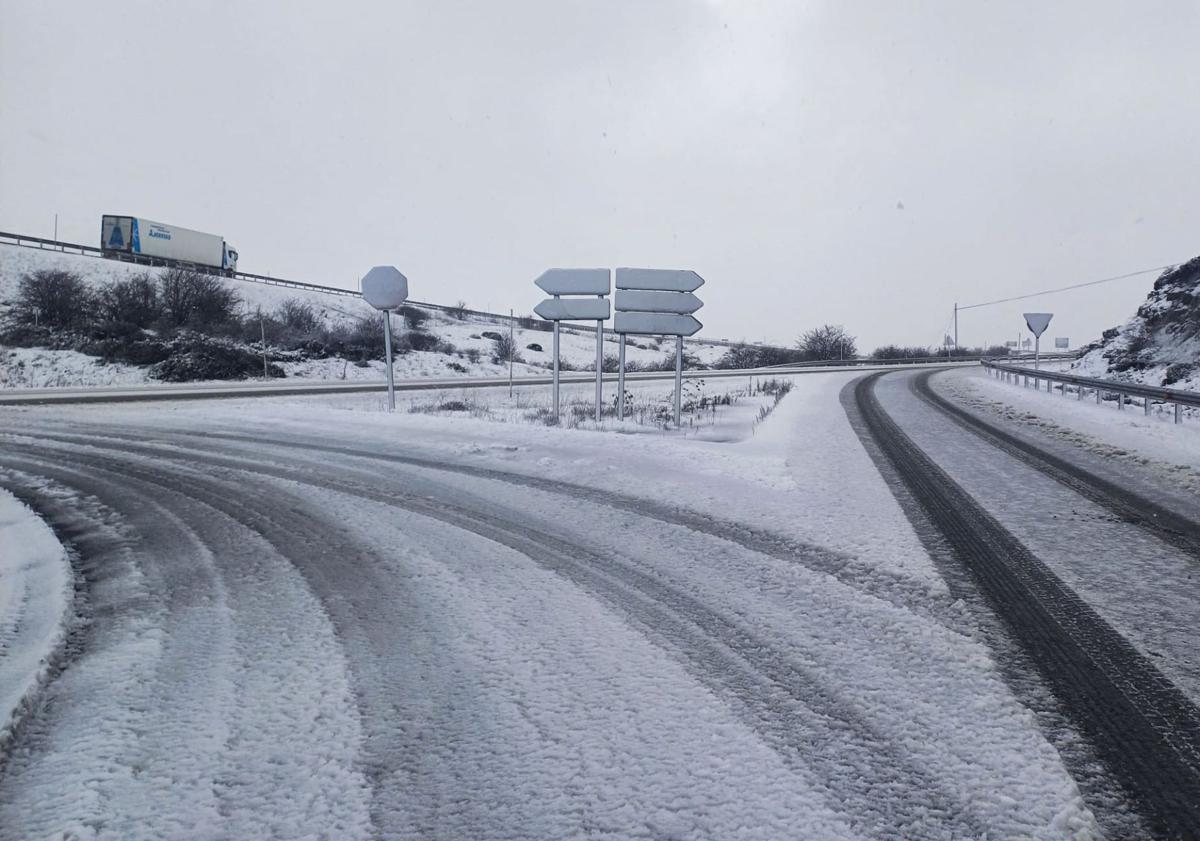 Imagen principal - Carreteras nevadas en Fombellida.