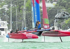 El barco español de SailGP, enuna de las regatas de la pruebaen Auckland.