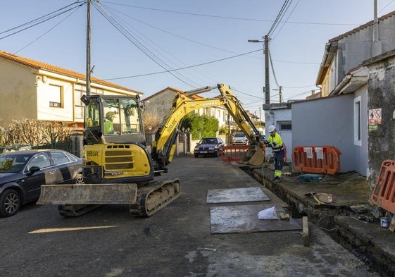 La maquinaria ya trabaja en el entorno del barrio Rucandial, en Santander.