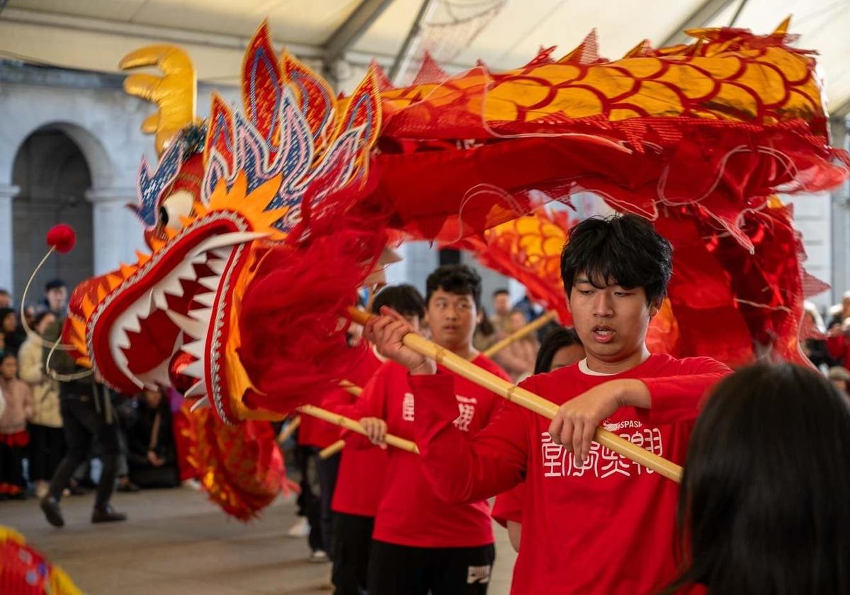 El baile del dragón, el año pasado, en la fiesta que se celebró en Santander.