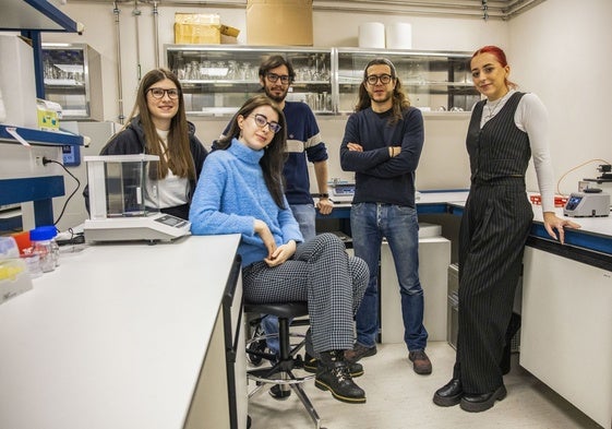 Serena Schiavi, Nineli Abramidze, Pau Vilches, Leonardo Scarabelli y Alma González, en el laboratorio de la UC.