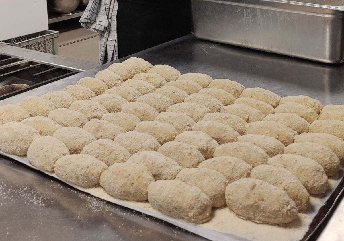 Las croquetas caseras, listas para freír.