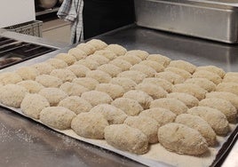 Las croquetas caseras, listas para freír.