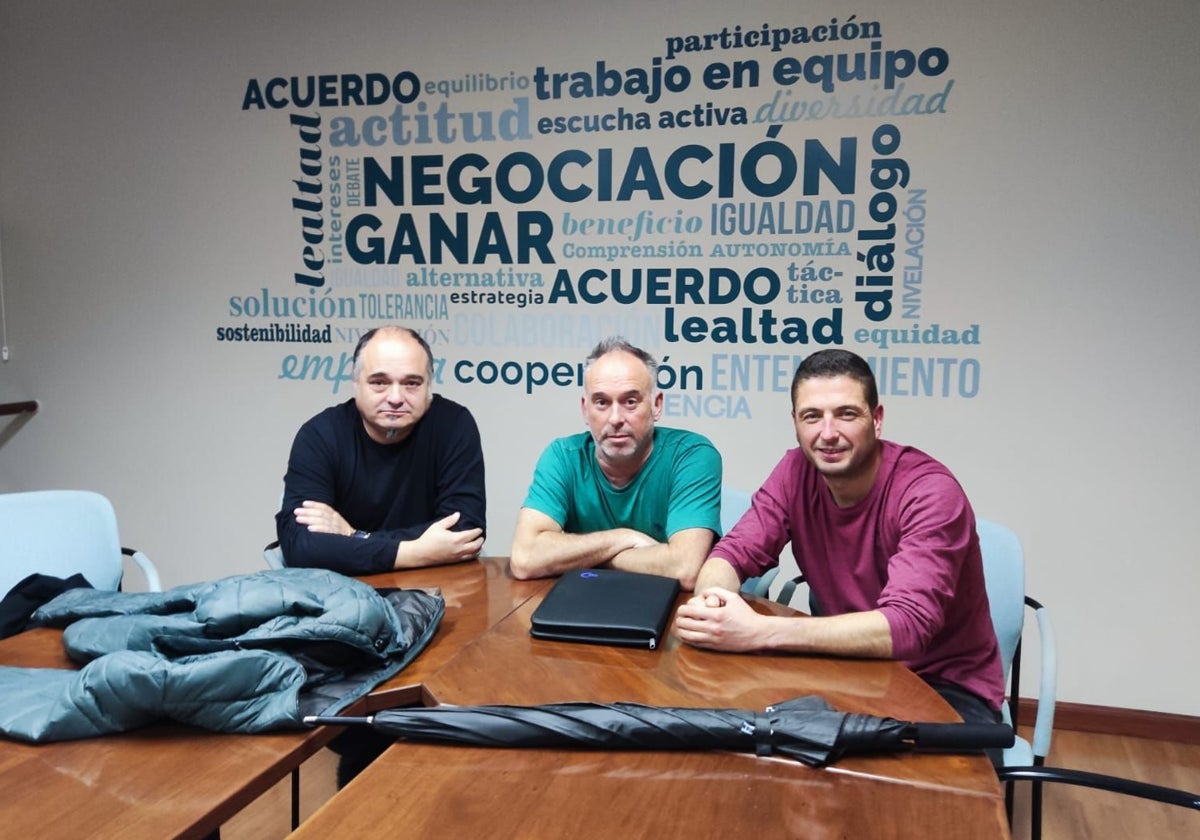 Los tres sindicalistas que han pasado la noche en el Orecla, Lorenzo Fernández, presidente del comité de empresa (UGT); Justo González, delegado (UGT); y Enrique Fernández, delegado (CC OO).