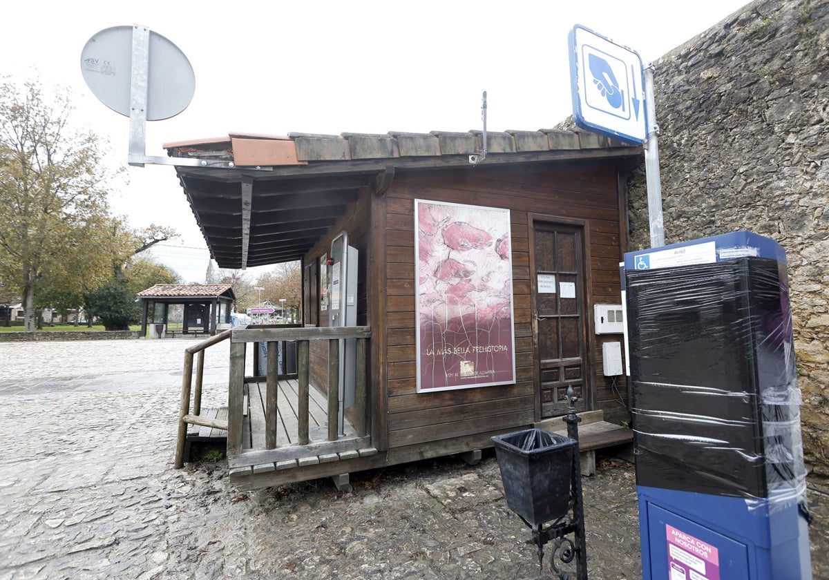 Oficina de la empresa que gestiona los aparcamientos de Santillana del Mar.