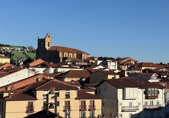 Vista de la Puebla Vieja de Laredo con la Iglesia de Santa María de la Asunción al fondo.