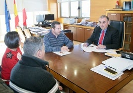 Imagen de archivo de una de las reuniones del Consejero de Fomento, Roberto Media; y el alcalde de Ramales, César García.