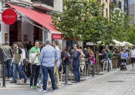 Clientes en las terrazas de establecimientos de la calle Peña Herbosa.