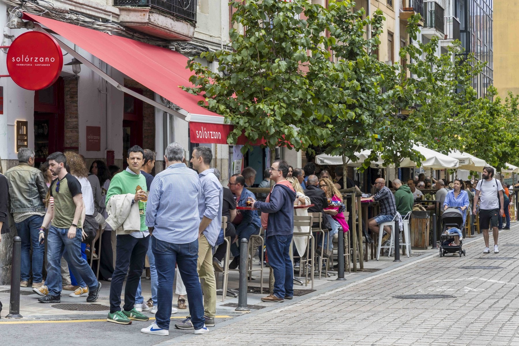 Clientes en las terrazas de establecimientos de la calle Peña Herbosa.