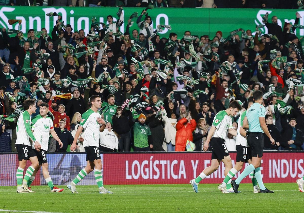 La grada y los futbolistas celebran uno de los dos tantos de Arana.