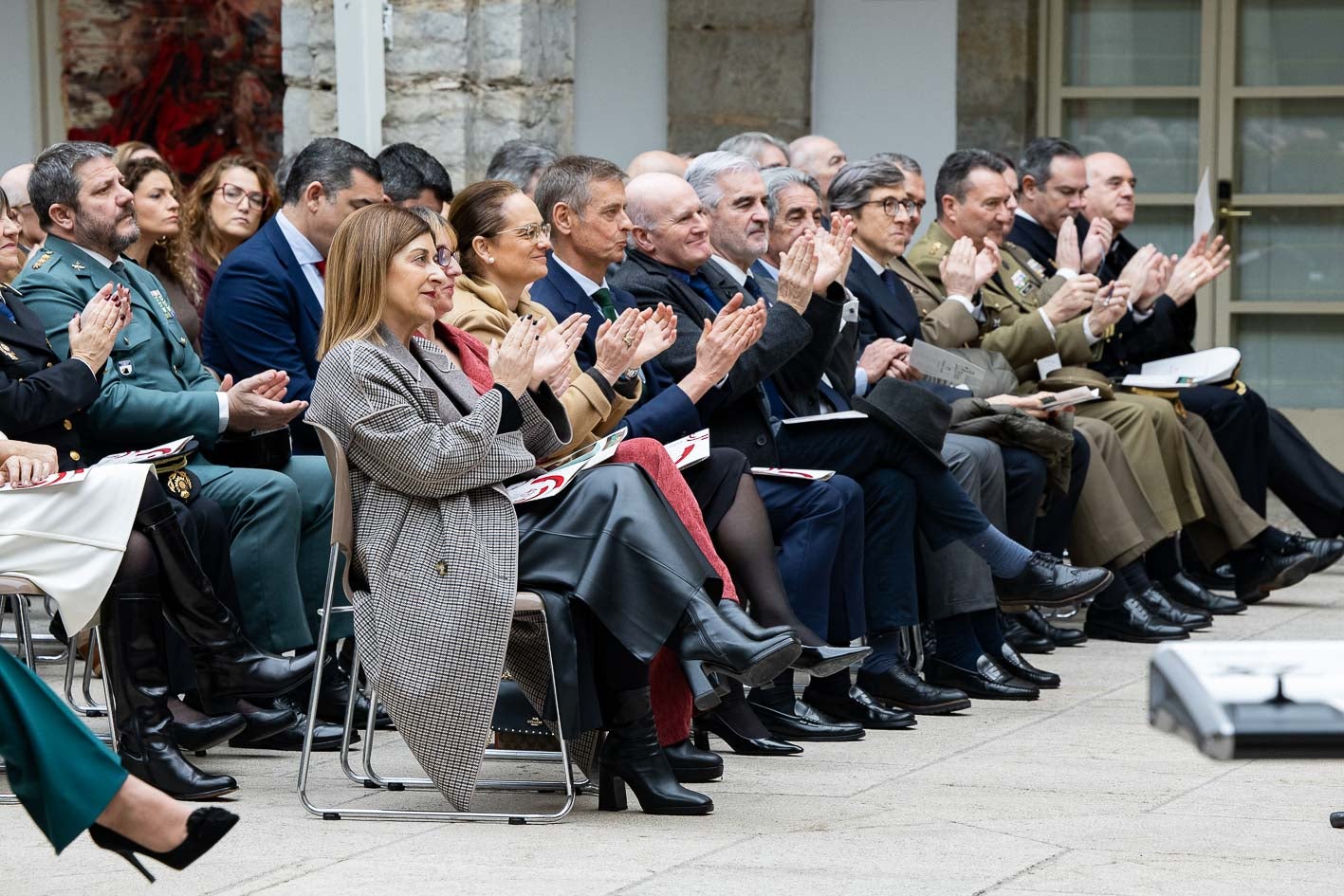 La presidenta de Cantabria, María José Sáenz de Buruaga, en la primera fila del acto, rodeada de más representantes institucionales.