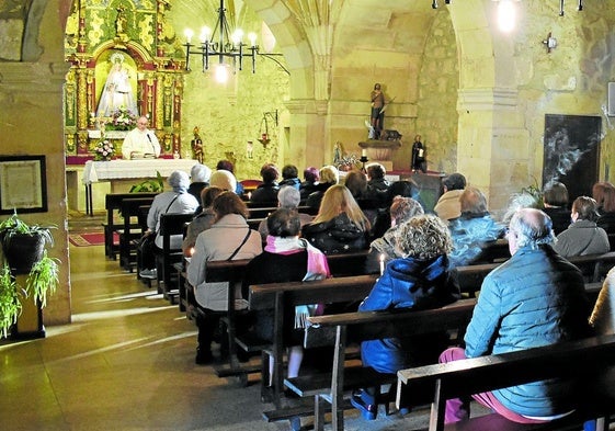 La Santa Misa por las Candelas suele llenar el pequeño Santuario de Nuestra Señora de La Cuesta de Los Corrales.