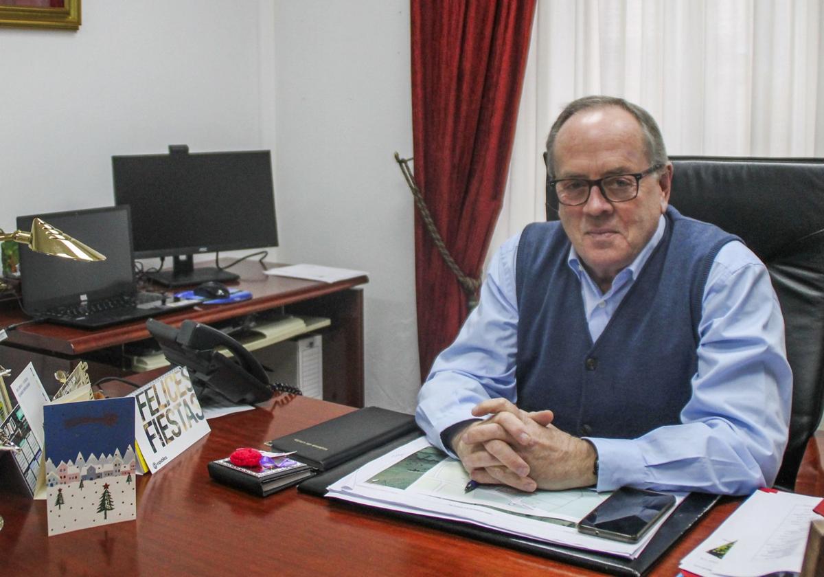 El alcalde de Campoo de Yuso, Eduardo Ortiz, en su despacho en la localidad de La Costana.