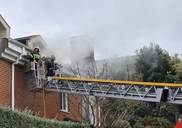 Dos bomberos trabajan en la la vivienda afectada en Cacicedo.