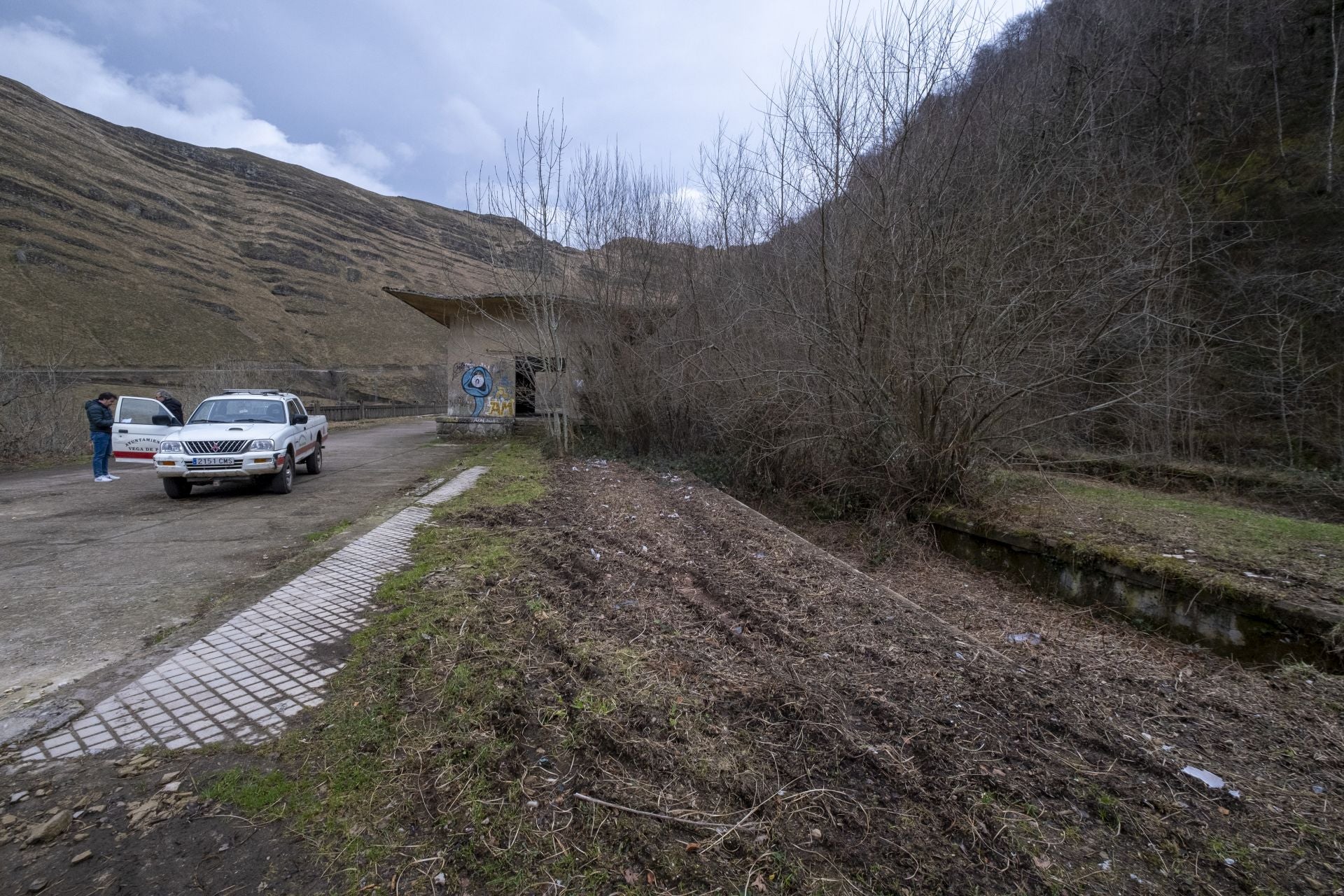 La zona del andén y los aledaños de la vía y del antiguo almacén (que será centro de interpretación y base para el alquiler de bicis de montaña) se convertirán en un aparcamiento.