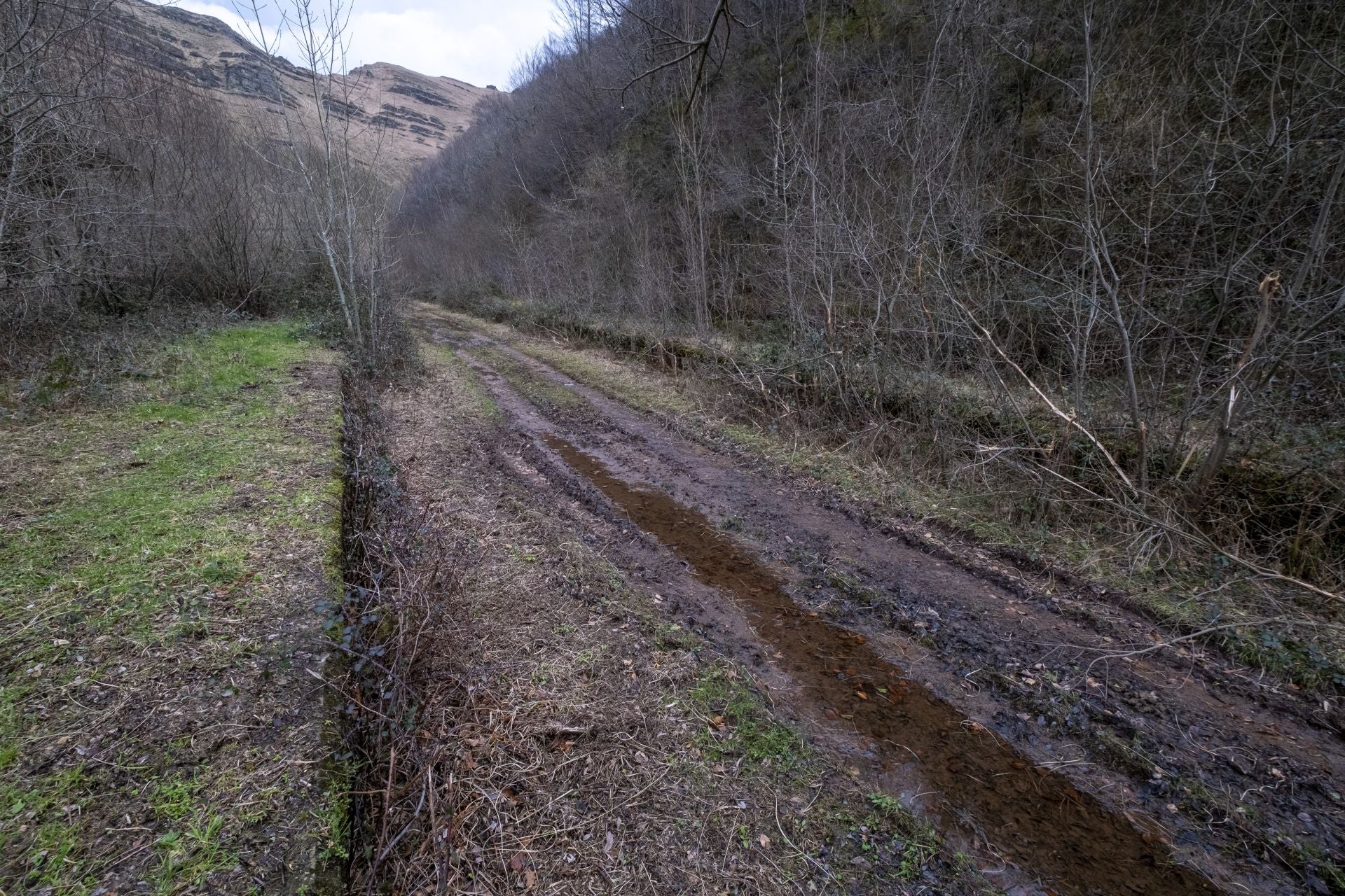 La plataforma prevista para la antigua vía será la carretera que llegará hasta la estación inferior del teleférico.