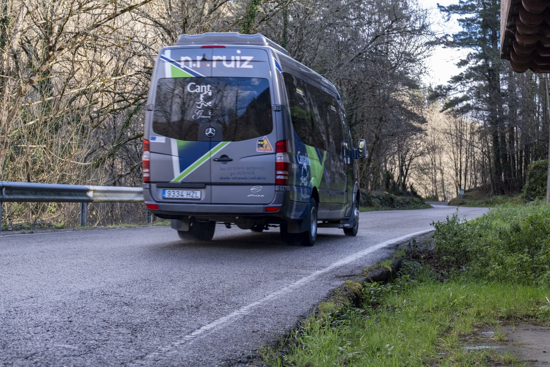 Transporte de pasajeros en la carretera de Entrambasmestas a Vega de Pas, que será ensanchada.