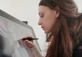 Francesca d'ell Orto, que llega a Cantabria para hablar de su obra, realiza un dibujo.