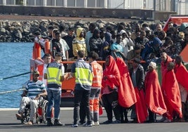 Migrantes en su llegada al puerto de Arrecife, en la isla de Lanzarote.